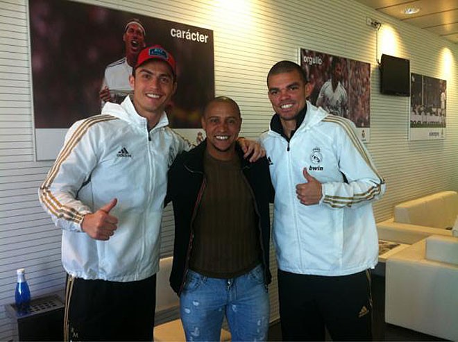Roberto Carlos chụp hình cùng C.Ronaldo và Pepe